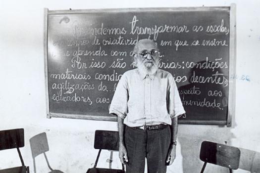 Fotografía de Paulo Freire en un aula